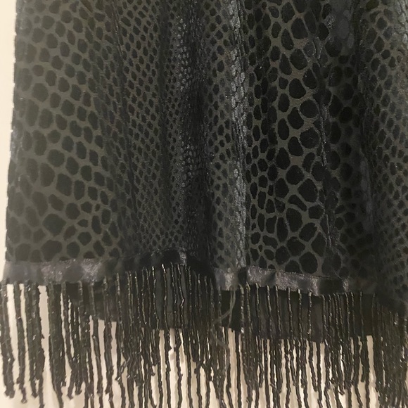 ASTR black fringe snake print Tank in size Small - Picture 3 of 4